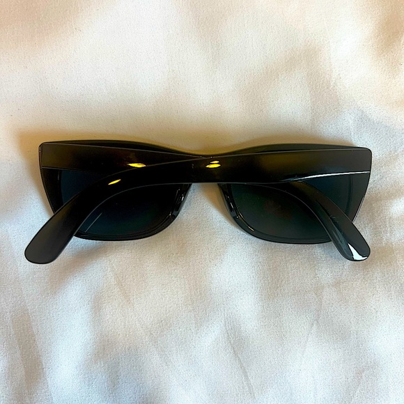 Retro Inspired Rectangle Sunglasses - Picture 3 of 3